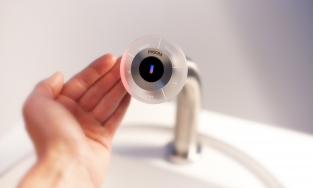 2 thiết kế nội thất thông minh cho phòng tắm thêm an toàn, tiện nghi