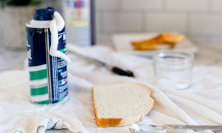 Kem cạo râu, bánh mì - những phép màu làm sạch quần áo giá bèo