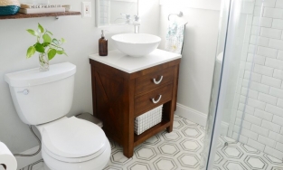 Phòng tắm trăm tuổi 'lột xác' ngoạn mục nhờ lựa chọn nội thất thông minh