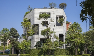 Biệt thự 5 góc cây xanh chen lẫn bê tông khiến báo Tây trầm trồ ở Hạ Long