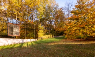 Văn phòng kiến trúc 'ẩn nấp' hoàn hảo trong rừng nhờ ốp gương xung quanh