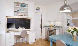 Bố trí góc làm việc ngay cạnh phòng bếp để tiết kiệm diện tích, tại sao không thử nhỉ?