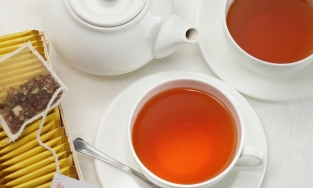 Cách làm sạch vết nước trà trên quần áo, thảm, nội thất bọc vải?