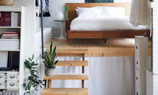 Căn hộ có phòng khách và phòng ngủ chỉ cách nhau... chiếc cầu thang gỗ nhỏ