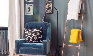 Tự làm chiếc thang lưu trữ từ ống đồng cho phòng khách vừa gọn vừa sang