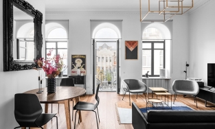 Căn hộ 75m² đồ đạc ít lại chỉ dùng 2 màu trắng, đen mà góc nào cũng đẹp