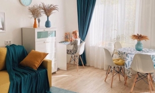 Bà mẹ trẻ tự tay cải tạo căn hộ nhỏ nhưng xinh lung linh và rực rỡ sắc màu