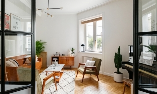 'CENTURY', căn hộ 73,6m² ấm áp với gam màu nâu gỗ nổi bật trên nền trắng