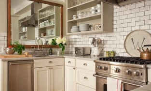 Treo gương trên bồn rửa: Ý tưởng tuyệt vời cho phòng bếp vừa rộng vừa sang