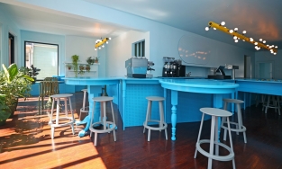 Ngôi nhà trăm tuổi tái sinh thành quán cà phê duyên dáng nhờ màu xanh lam