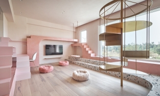 Ngôi nhà màu hồng 'kẹo ngọt' của nàng độc thân sống cùng... 3 chú mèo cưng