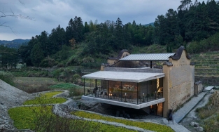 Ngắm hiệu sách tuyệt đẹp cải tạo từ ngôi nhà bỏ hoang giữa ngôi làng 800 năm tuổi