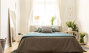 Đầu giường ngủ đặt dưới cửa sổ: Điều kiêng kỵ cần tránh trong phong thủy