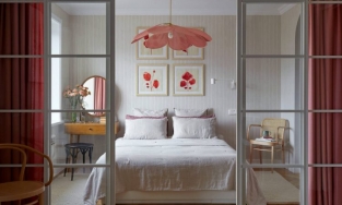 Đẹp ngất ngây căn hộ 46m² của nàng độc thân với màu đỏ san hô thời thượng