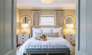 Mẹo phong thủy giúp bạn hóa giải thế xấu khi kê đầu giường dưới cửa sổ