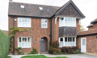 Ngôi nhà gần 100 tuổi 'lột xác' thành không gian sống hiện đại, tiện nghi