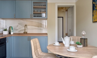 Căn hộ 33m² sử dụng gam màu be phối xanh lam dịu dàng mà trang nhã