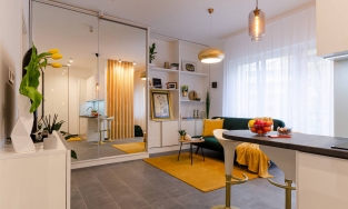 Căn hộ 33m² có thiết kế đặc biệt khi bố trí phòng bếp ngay ở góc hành lang