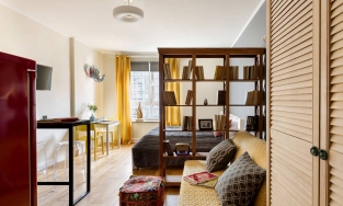 Căn hộ studio 27m² của quý ông xa nhà với những gam màu tươi vui, rực rỡ