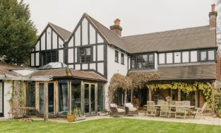 Thăm ngôi nhà 100 tuổi thiết kế mộc mạc nhưng đầy quyến rũ với phong cách Ý cổ điển