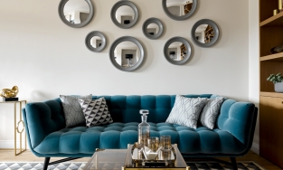 Gương trang trí sau sofa: 9 ý tưởng từ đơn giản đến cầu kỳ cho phòng khách thêm lôi cuốn
