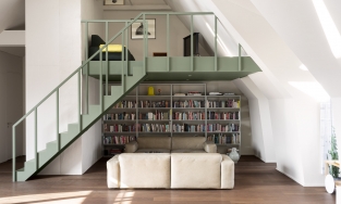 Không gian sống trên tầng áp mái với màu xanh của lá xô thơm cùng tone hồng san hô dịu ngọt