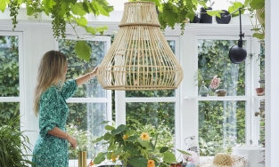 Người phụ nữ 'hô biến' miếng đất hoang thành khu vườn đẹp như trong cổ tích