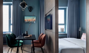 Căn hộ ấn tượng với sự kết hợp những gam màu tối cùng nội thất gỗ trên diện tích vỏn vẹn 36m²