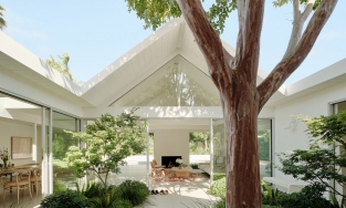 Vào mùa Hè, ngắm nhìn ngôi nhà rộng rãi cùng khu vườn xanh mướt này thôi là đủ thấy mát 'lịm tim'