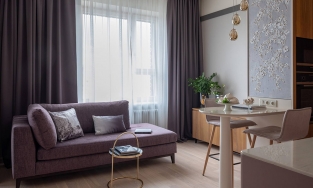 Căn hộ 33m² của cô gái trẻ với điểm nhấn từ sắc tím và cửa trượt kính mờ phân vùng phòng ngủ