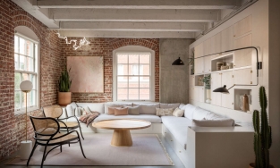 Căn hộ kết cấu gạch, bê tông cùng bảng màu hồng - xám cho vẻ đẹp nhẹ nhàng, tinh tế