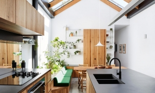 Mê mẩn với ngôi nhà tươi sáng sau cải tạo, đẹp như nhà kính giữa lòng thành phố