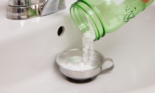 Thông cống thoát nước bị tắc 'nhanh như chớp' chỉ với baking soda và giấm