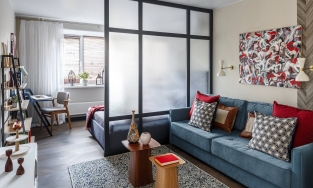 Căn hộ 53m² của người mẹ đơn thân sống cùng cô con gái với 2 phòng ngủ tươi sáng, rực rỡ sắc màu