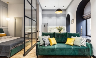 Căn hộ 33m² nổi bật nhờ gam màu xanh lá cây, vàng - cam cùng những ô cửa sổ mái vòm tuyệt đẹp