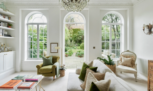 Ngôi nhà xinh đẹp tại London với những khung cửa sổ mái vòm nhìn ra khu vườn mướt xanh như ngọc