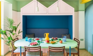 Ngôi nhà cũ được cải tạo theo phong cách Color block rực rỡ, ấn tượng