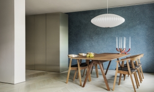 Căn hộ màu be - xanh lam nhẹ nhàng với ban công mướt xanh đáng ước ao