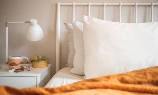 Cách làm sạch vỏ gối lụa đúng cách cho vải luôn mịn mượt, bền đẹp