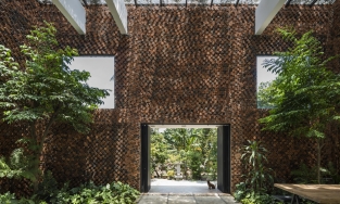 Wall House: Ngôi nhà gạch tại Biên Hòa có thiết kế độc đáo tựa như một... 'tổ ong' khổng lồ