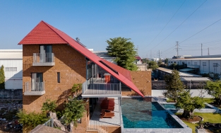 Ngôi nhà gấp mái xây bằng đá ong, tiện nghi cao cấp nào cũng có ở Sài Gòn