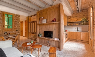 Căn hộ ấm cúng với tường gạch mộc, nội thất gỗ dù chi phí cải tạo có hạn