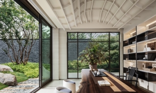 Ngôi nhà dùng trần nhà làm điểm nhấn, nghệ thuật nhưng hài hòa thiên nhiên