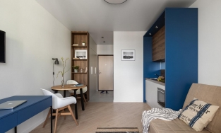 Căn hộ 20m² nhỏ mà có võ, điểm nhấn là khu bếp màu xanh lam cá tính