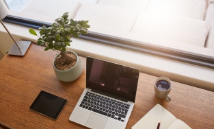 Bàn làm việc đối diện cửa sổ: Nên hay không nên theo quan niệm phong thủy?