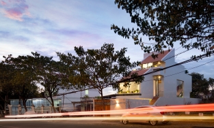 Nhà triền dốc: Ngôi nhà tận dụng độ dốc của địa hình thú vị ở Bình Dương