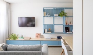 Căn hộ 26m² của cặp vợ chồng son nhờ nội thất màu xanh lam mà thêm tươi tắn