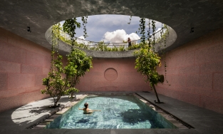 Pink House: Ngôi nhà ngập sắc hồng tại An Giang với điểm nhấn từ giếng trời và bể bơi siêu rộng