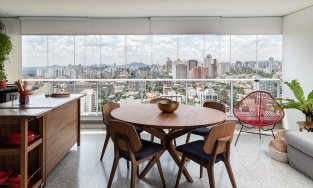 Căn hộ của cặp vợ chồng son với bức tường kính nhìn toàn cảnh thành phố