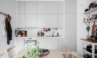 Gạch thẻ vuông màu trắng: Cách trang trí bếp đẹp đơn giản mà tinh tế